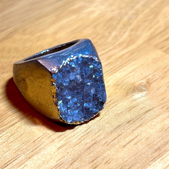 Beautiful chunky costume jewelry ring size 7 Gold colored w/ grayish faux stone - Picture 8 of 8